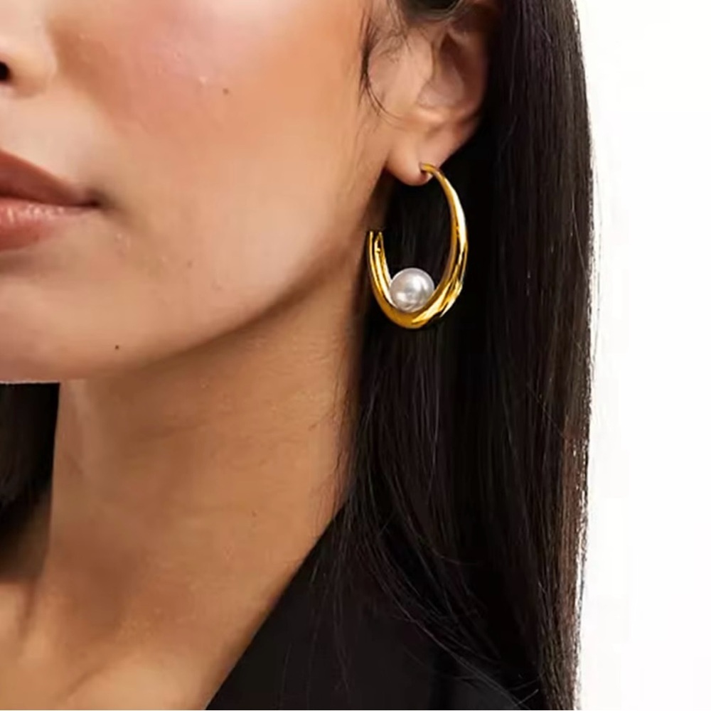 NEW 🌟 Gold Statement Hoop with Pearl Accent Earrings